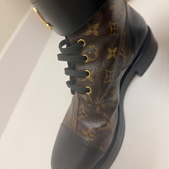 LOUIS VUITTON Woman Calfskin Monogram Wonderland Flat Ranger Boots Black. - Picture 6 of 16